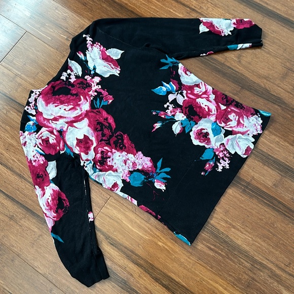 Women’s White House / Black Market Floral Knit Pearl Snap Front Cardigan - Picture 6 of 7